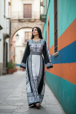 Charger l'image dans la galerie, White &amp; Black Color thoub Embroidered Palestinian Fellahi Thobe With Belt
