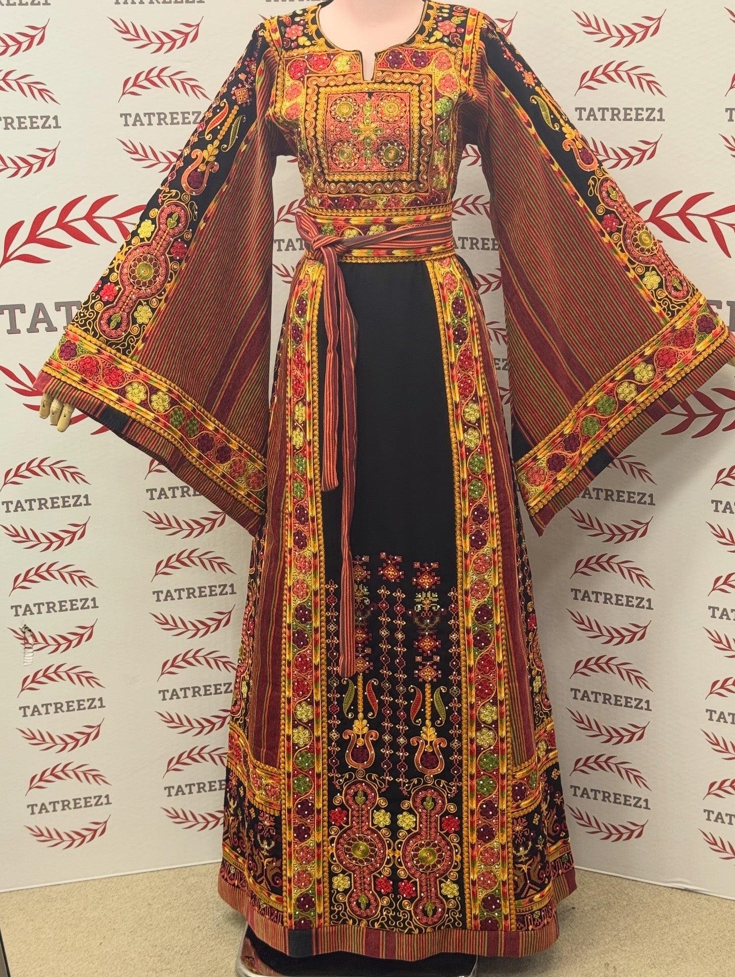 Jennah wnar Thoub Embroidery Thoub come with Embroidery Belt