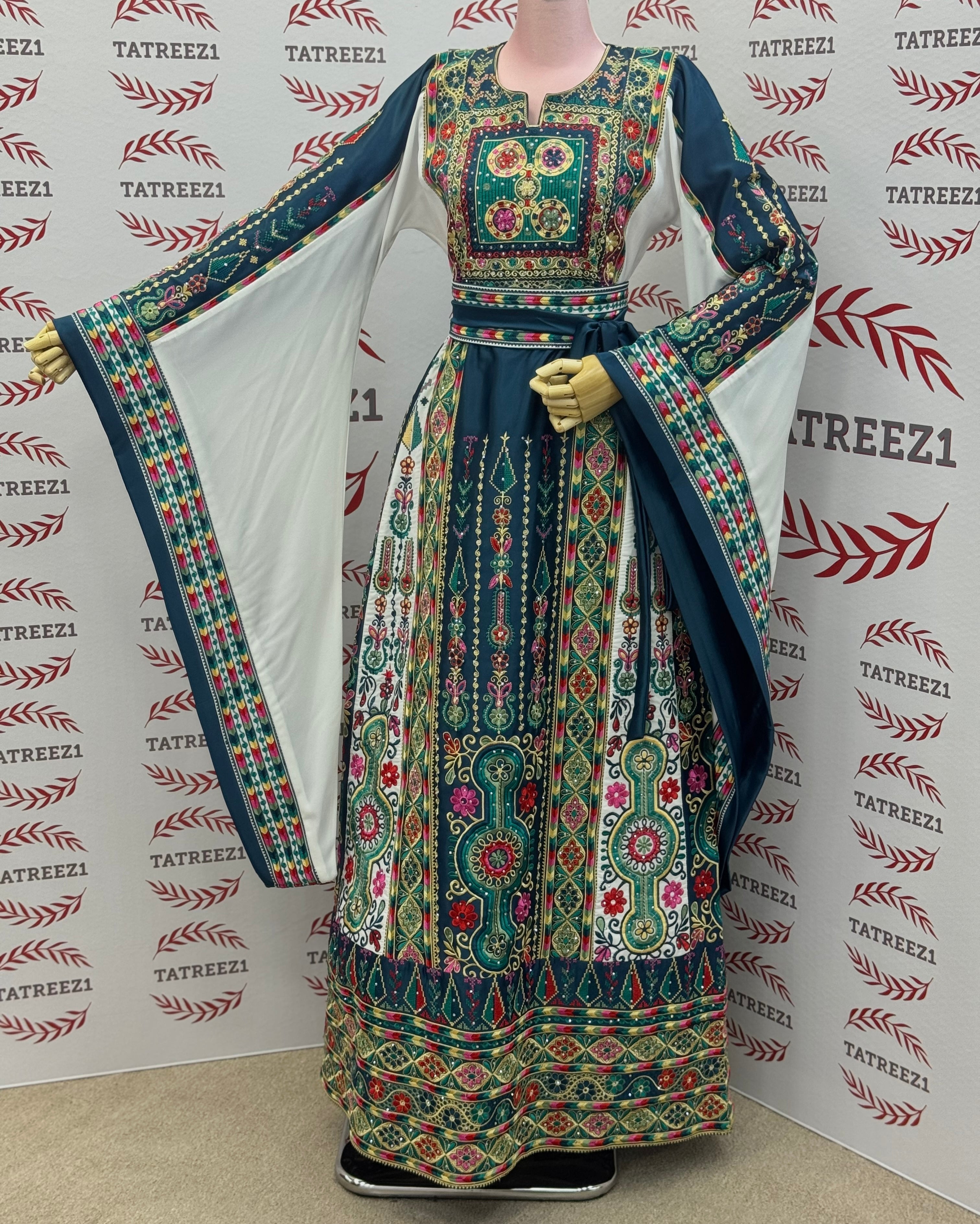 Green Traditional Palestinian Thobe – Richly Embroidered Elegance