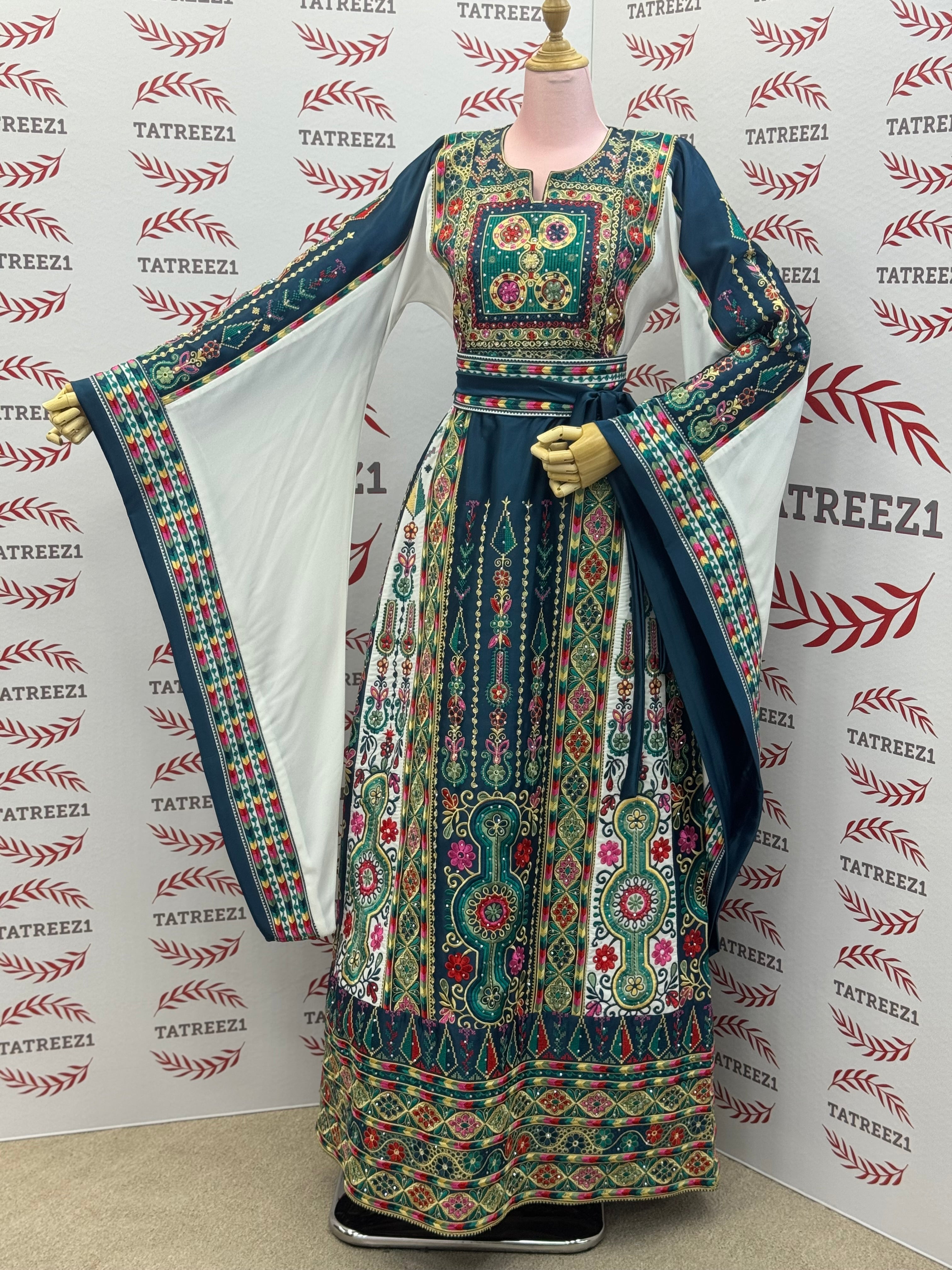 Green Traditional Palestinian Thobe – Richly Embroidered Elegance