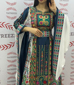 Load image into Gallery viewer, Green Embroidery Traditional Palestinian Thobe Machine Made
