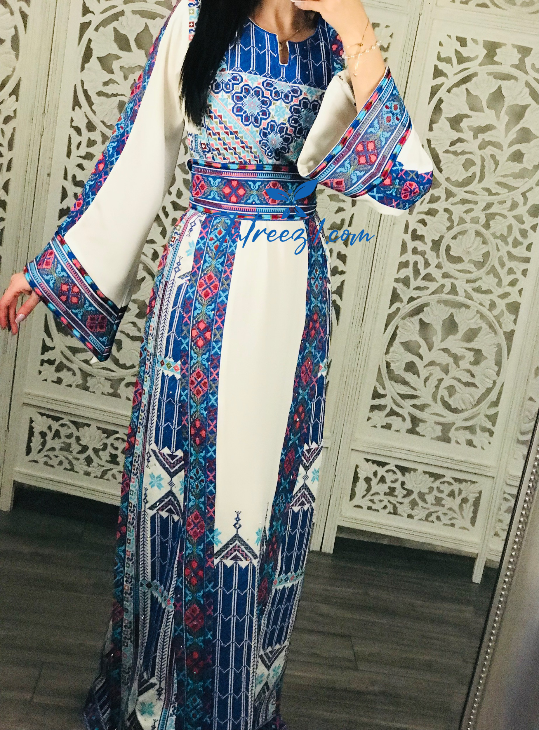 White/ Blue Astonishing Palstainen Embroidery Traditional Long Thoub