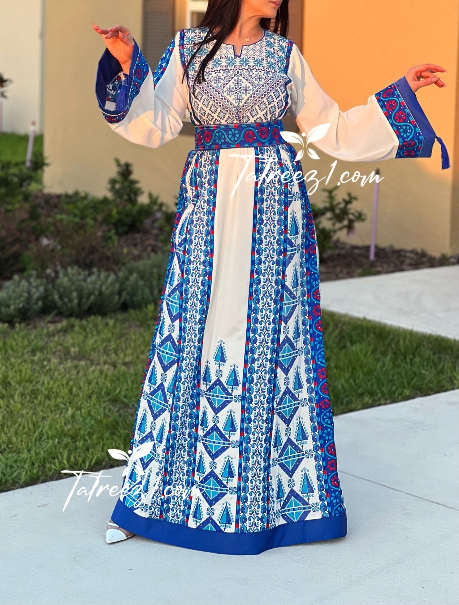 Off white Traditional Thoub Blue Embroidery Wide Sleeve Elegant with Reversible Belt I